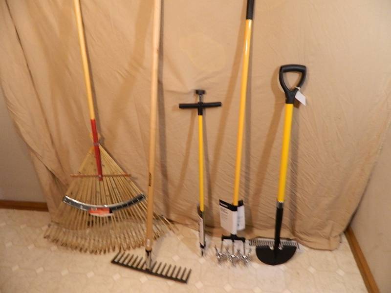 lot 167 image: 5 New Long Handle Garden Tools