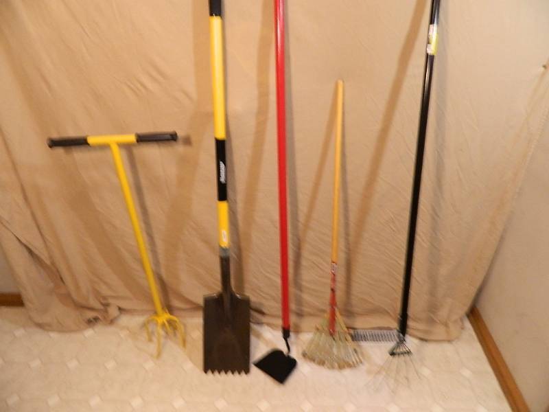 lot 168 image: 5 New Long Handle Tools