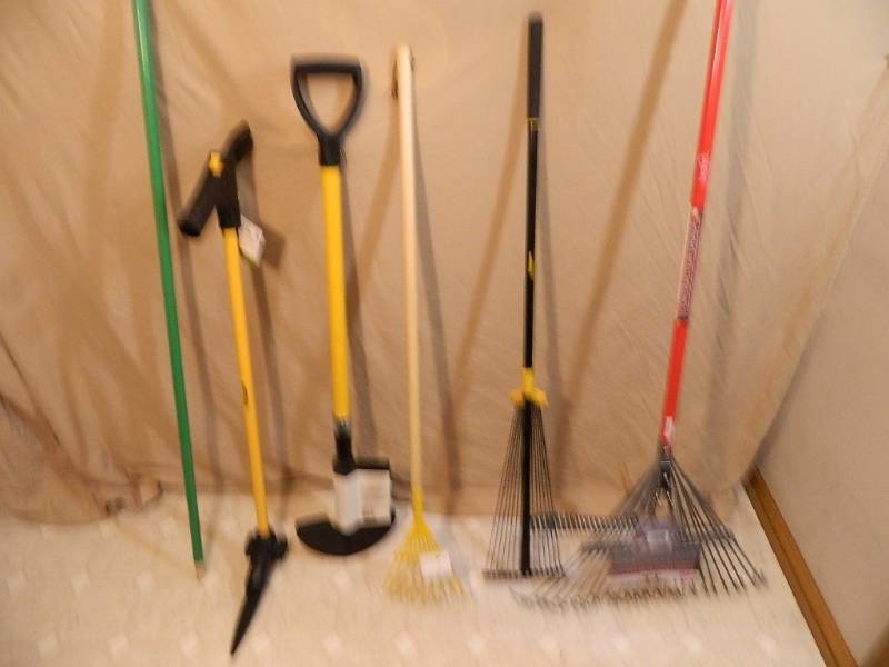 lot 170 image: 5 New Long Handle Tools