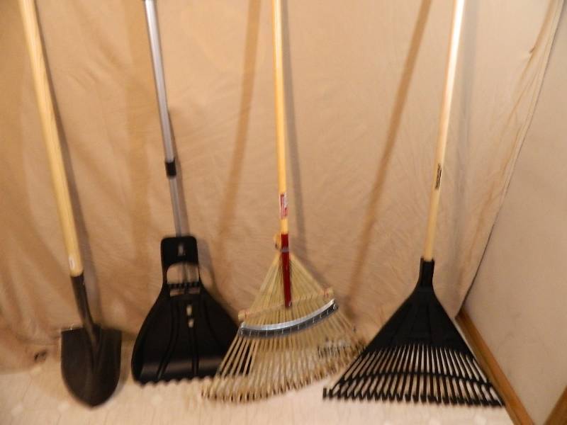 lot 171 image: 4 New Long Handle Tools