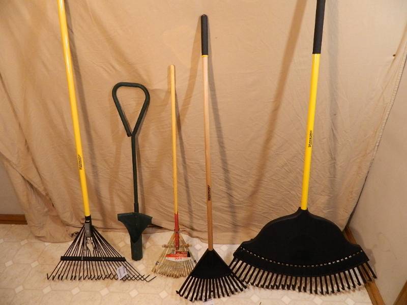 lot 172 image: 5 New Long Handle Tools