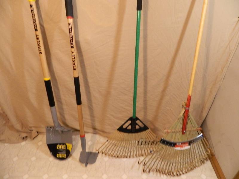 lot 173 image: 4 New Long Handle Tools