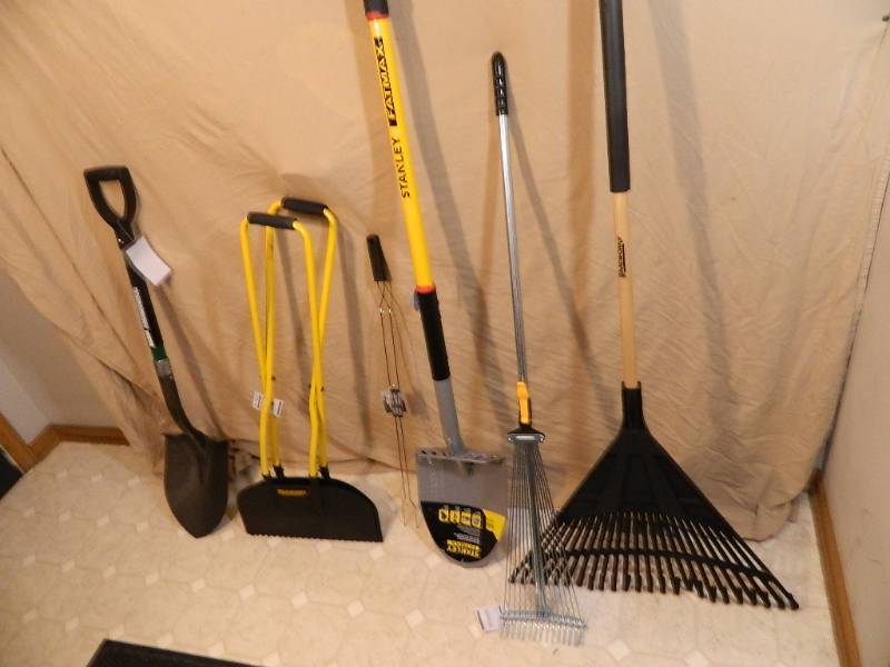 lot 174 image: 6 New Long Handle Tools