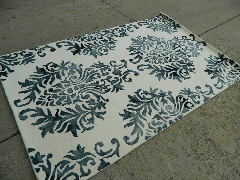 lot 9 image: New 5x8 ft Area Rug