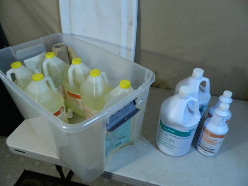 lot 186 image: New Commercial Cleaning Chemical and Tote with Lid