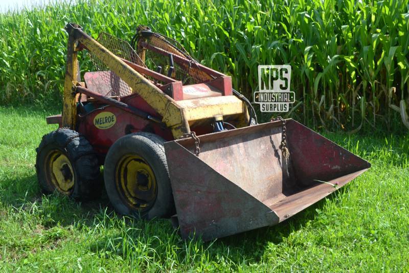 lot 7 image: Early M-400 Melroe Skidloader