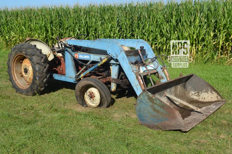 lot 9 image: Ford 8N Tractor w Allied Hydraulic Loader