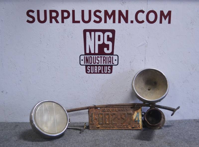 lot 96 image: FORD Model A Headlight Assembly with Horn