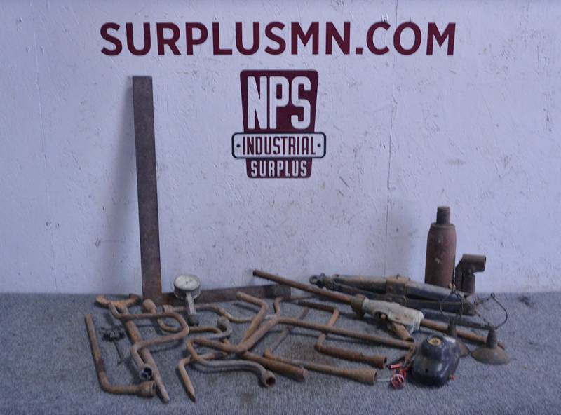 lot 390 image: Large Lot of Vintage Tools and Jacks