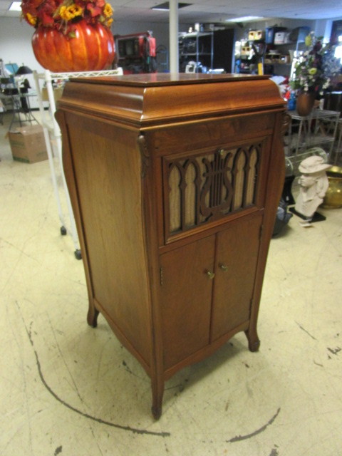 lot 116 image: STARR PHONOGRAPH WITH RECORDS