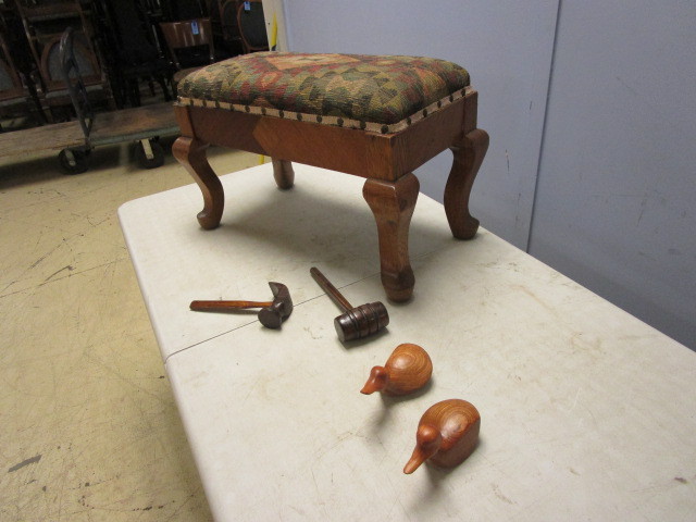 lot 121 image: OTTOMAN, GOLF DUCKS AND WOOD HAMMERS