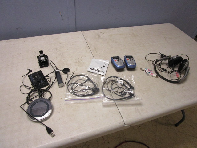 lot 140 image: AUDIOVOX WALKIE-TALKIES