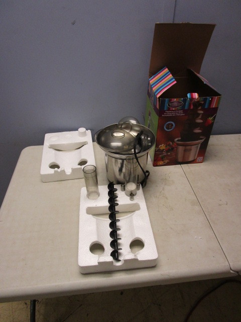 lot 145 image: NOSTALGIA ELECTRIC FONDUE FOUNTAIN