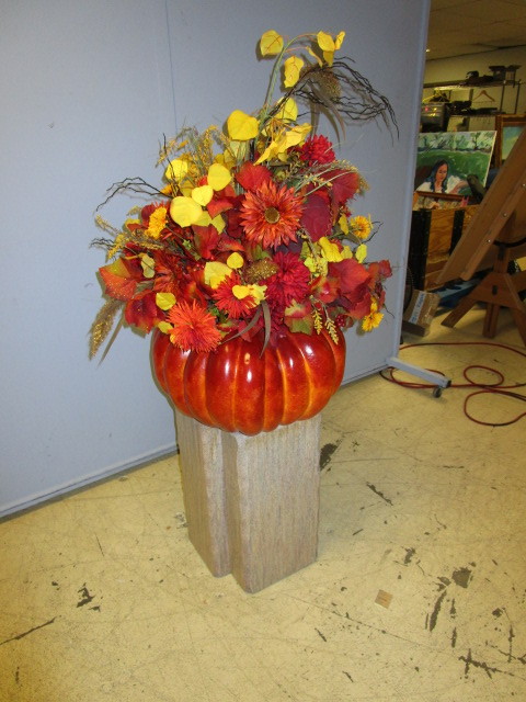 lot 117 image: END TABLE WITH AUTUMN FLORAL ARRANGEMENT