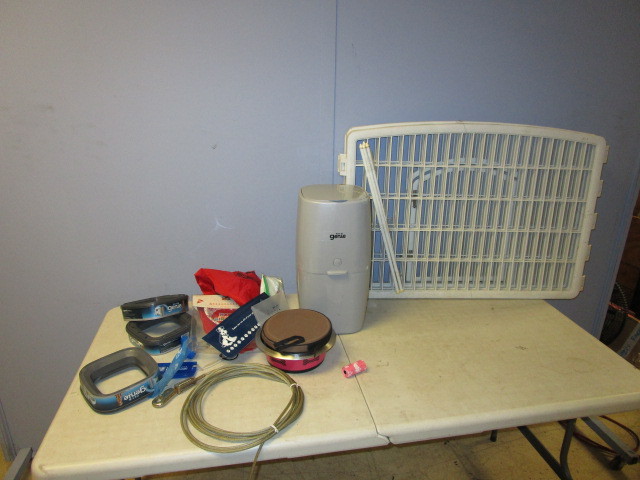 lot 168 image: PET GENIE AND OTHER DOG CARE SUPPLIES