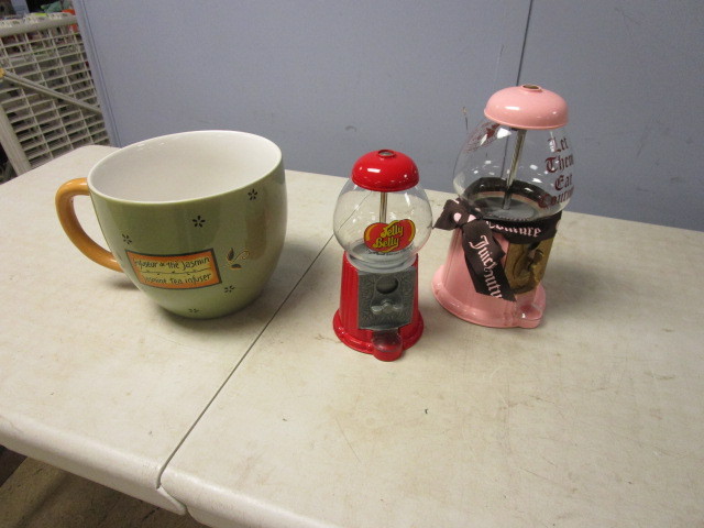 lot 185 image: LARGE TEA CUP, JELLY BELLY AND JUICY COUTURE CANDY DISPENSERS