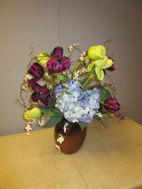 lot 189 image: DECORATIVE VASE WITH ARTIFICIAL SILK FLOWERS