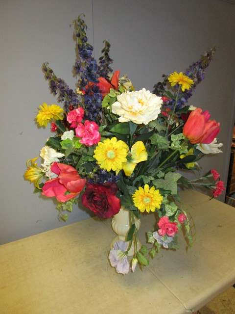 lot 190 image: HAEGER FLORAL VASE WITH ARTIFICIAL FLORAL BOUQUET
