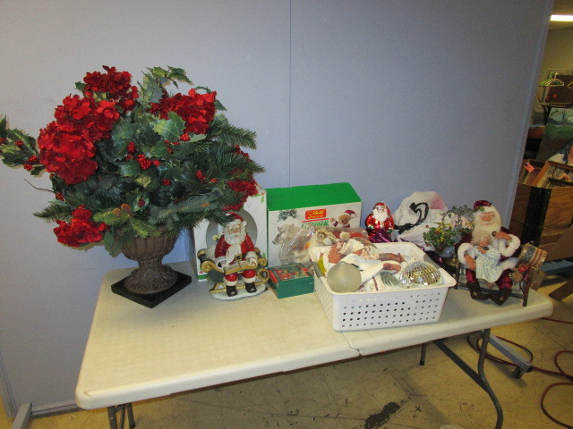 lot 191 image: CHRISTMAS DECOR