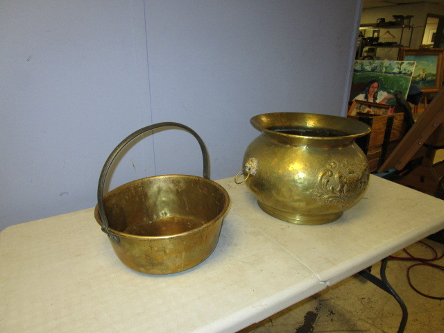 lot 200 image: BRASS URN AND BASKET