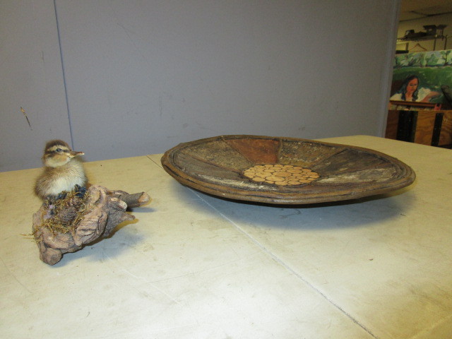 lot 205 image: WOODEN BOWL AND A DUCKLING ON A LOG