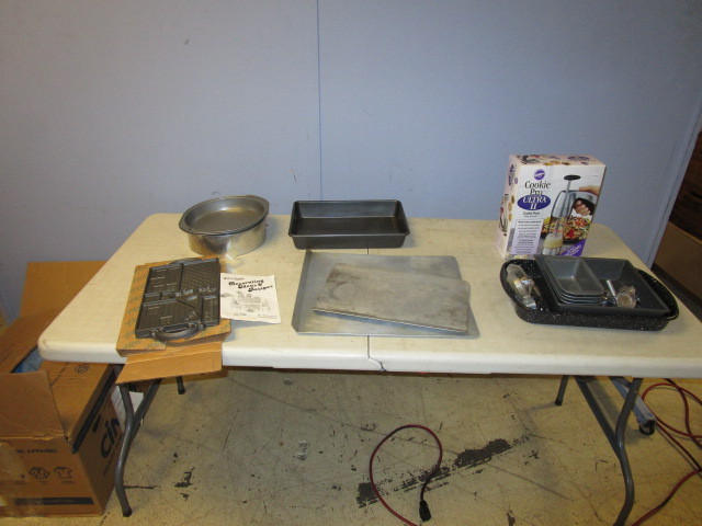 lot 215 image: WILTON COOKIE GUN, BAKING PANS AND TOOLS