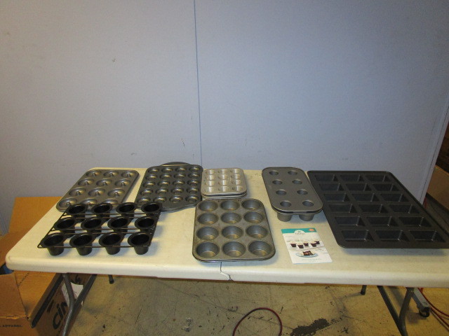 lot 216 image: BAKING PANS