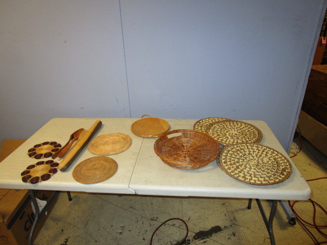 lot 217 image: WOOD UTENSILS AND HOT PADS