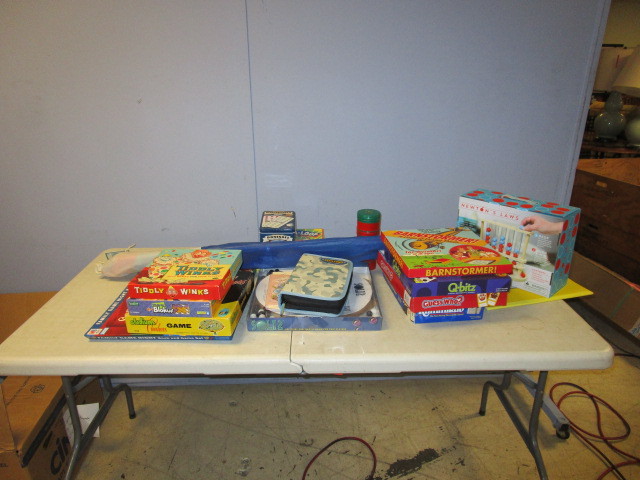 lot 227 image: BOARD GAMES AND A KITE