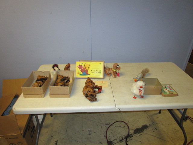 lot 232 image: CCCP STUFFED BEARS AND VINTAGE WINDUP TOYS