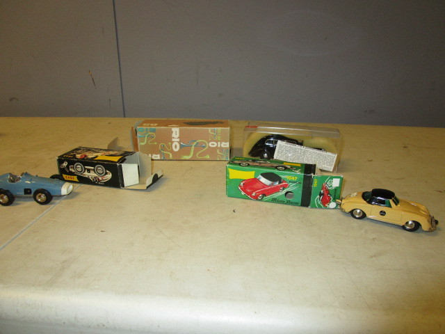 lot 236 image: VINTAGE WINDUP TOY CARS