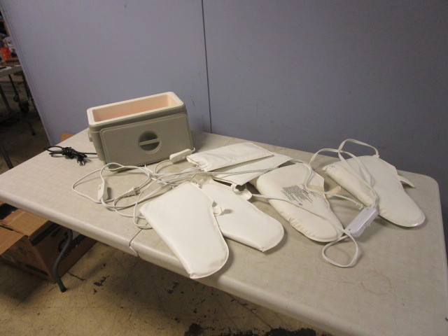 lot 243 image: PARAFFIN WAX HAND AND FOOT SPA WITH WARMERS