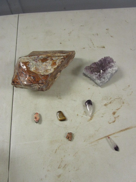 lot 250 image: GEMSTONES AND FOSSIL