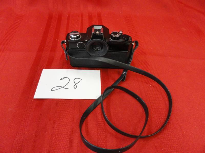 lot 28 image: Fujica 35MM Camera with 11.8 55 MM Lens