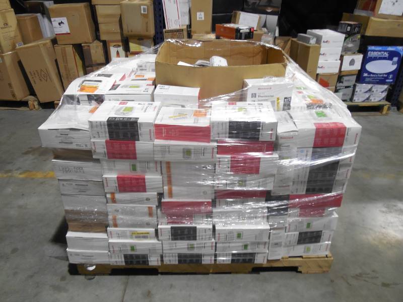 PALLET LOT OF THERMOSTATS