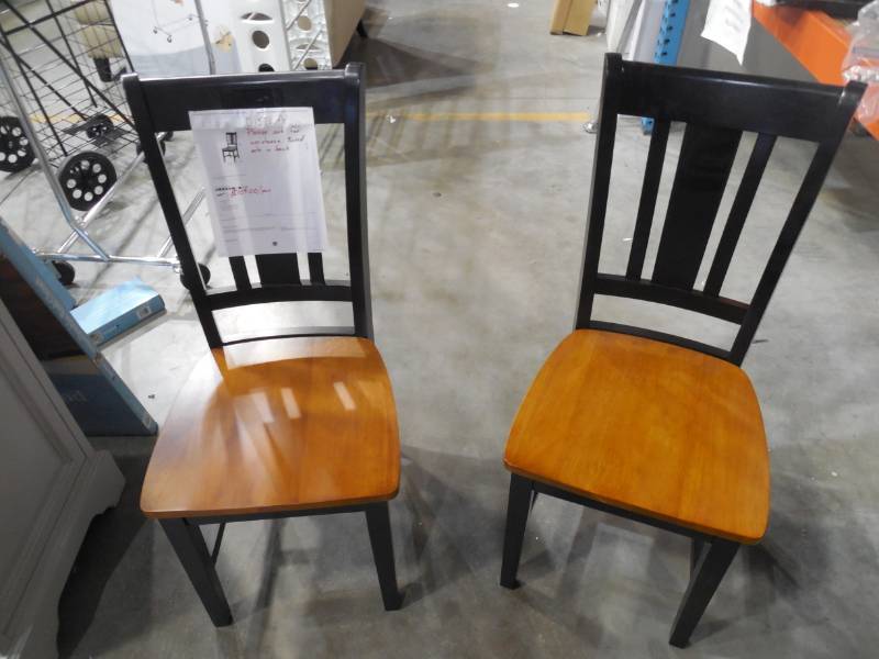 lot 7 image: (2) MATCHING DINING CHAIRS