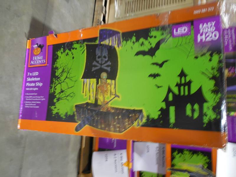lot 98 image: HOME ACCENTS 7 LED LIGHT UP PIRATE SHIP