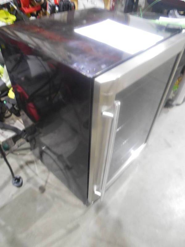 lot 27 image: Magic Chef Beverage 23.4 in. 154 (12 oz.) Can Beverage Cooler, Stainless Steel