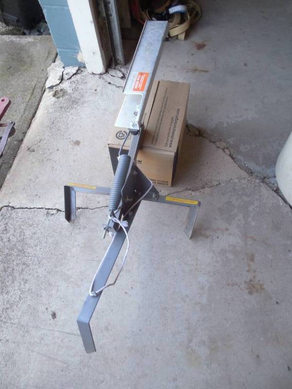 CLAY PIGEON THROWER WITH BOX OF CLAYS