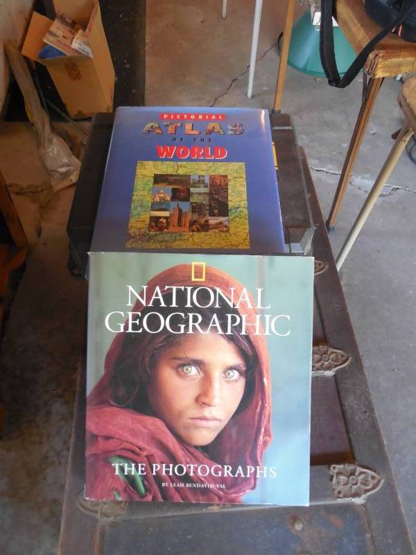 WORLD ATLAS & NATIONAL GEOGRAPHIC BOOKS