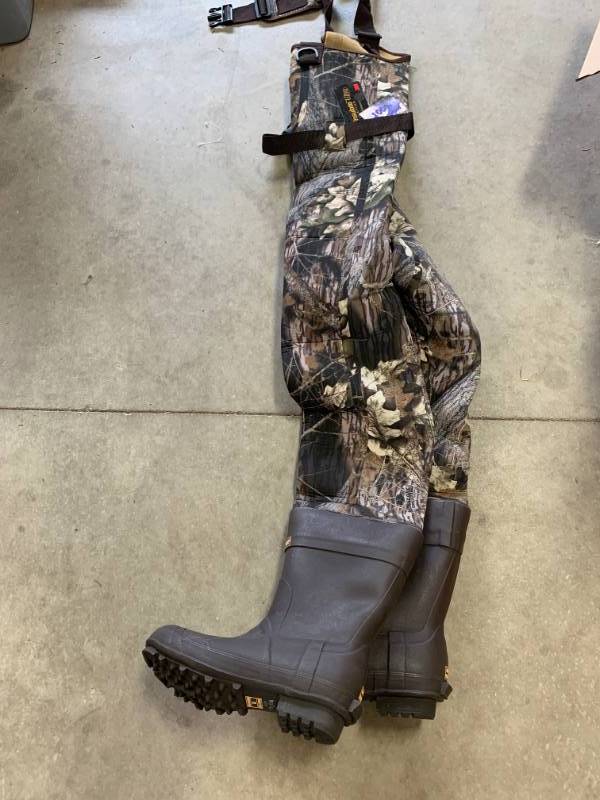 lot 24 image: Neoprene Chest Thinsulate Mossy Oak Waders (mens shoes 7-13)