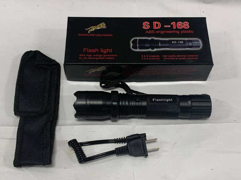lot 71 image: New 300,000 Volt Stun Gun & Flashlight