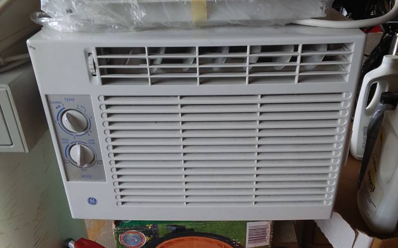 lot 2 image: GE Window Air Conditioner - 5,000 BTU