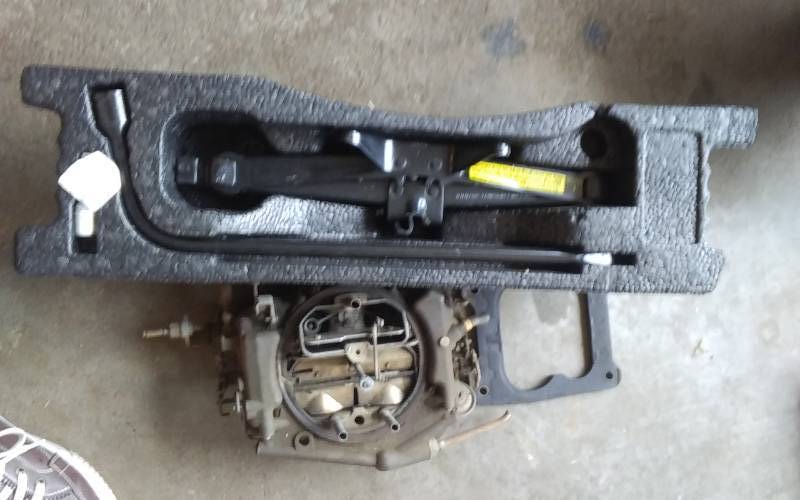 lot 4 image: Jack, Tire Iron, Carburetor