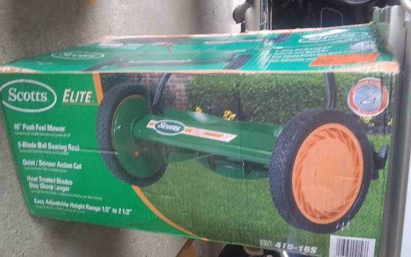 lot 10 image: Scotts 16-Inch Push Reel Mower (New)
