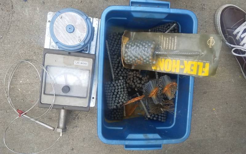 lot 31 image: Flex Hones & UE800 0-250 F. Thermostate With Gauge