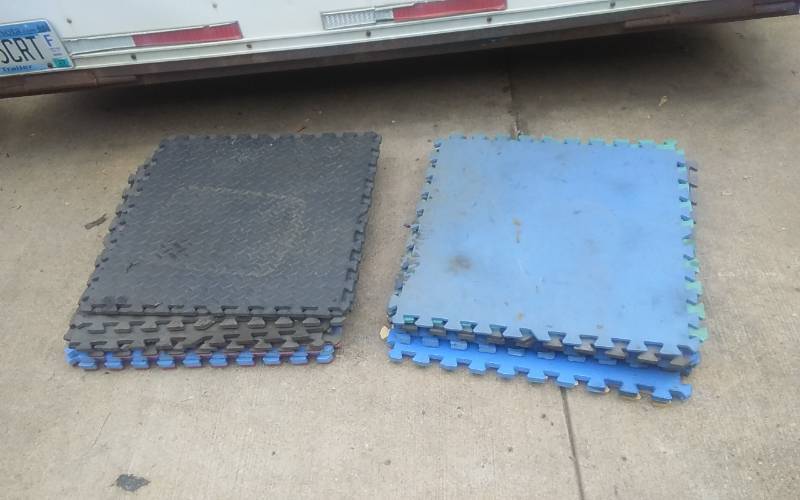 lot 32 image: Large Lot Of Rubber Snap Together Anti-Fatigue Mats