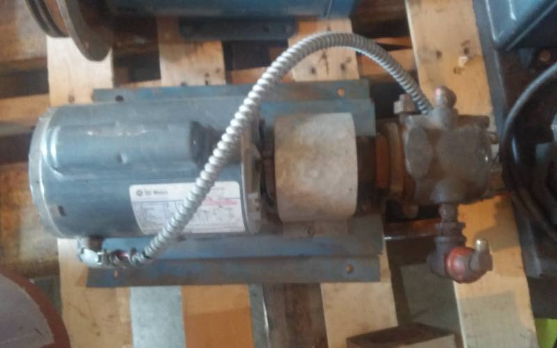 lot 74 image: GE 12 HP Electric Motor With Oil Pump