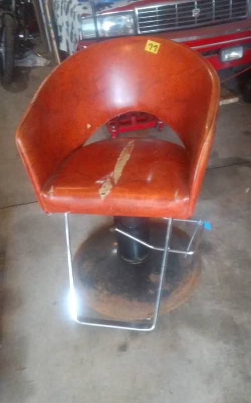 lot 77 image: Hydraulic Salon Chair
