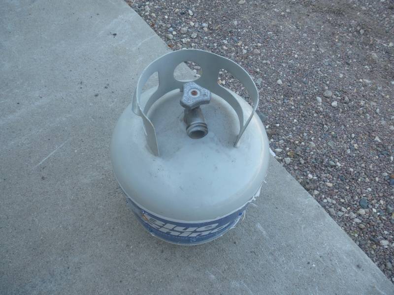 lot 14 image: Rhino LP Tank 20 lb